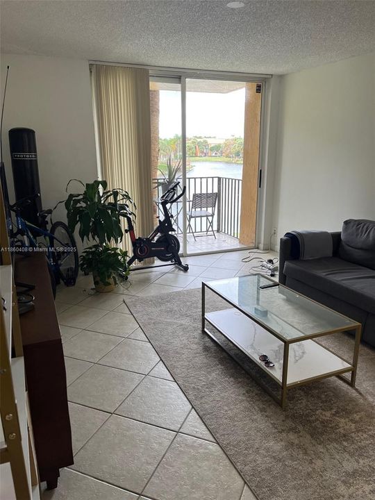Active With Contract: $200,000 (1 beds, 1 baths, 734 Square Feet)