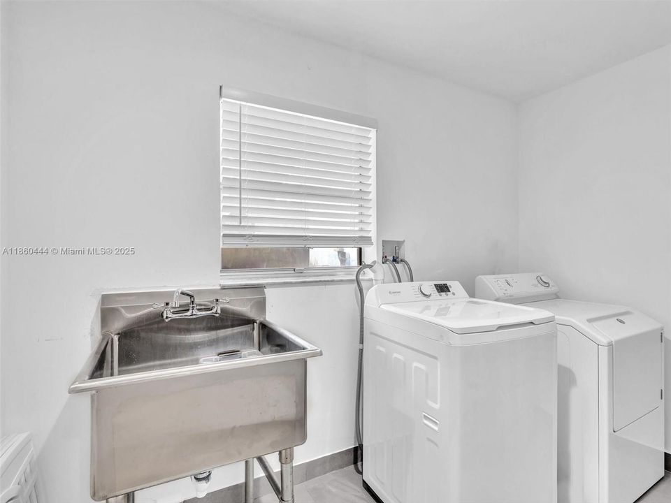 合同活跃: $949,000 (3 贝兹, 2 浴室, 1779 平方英尺)