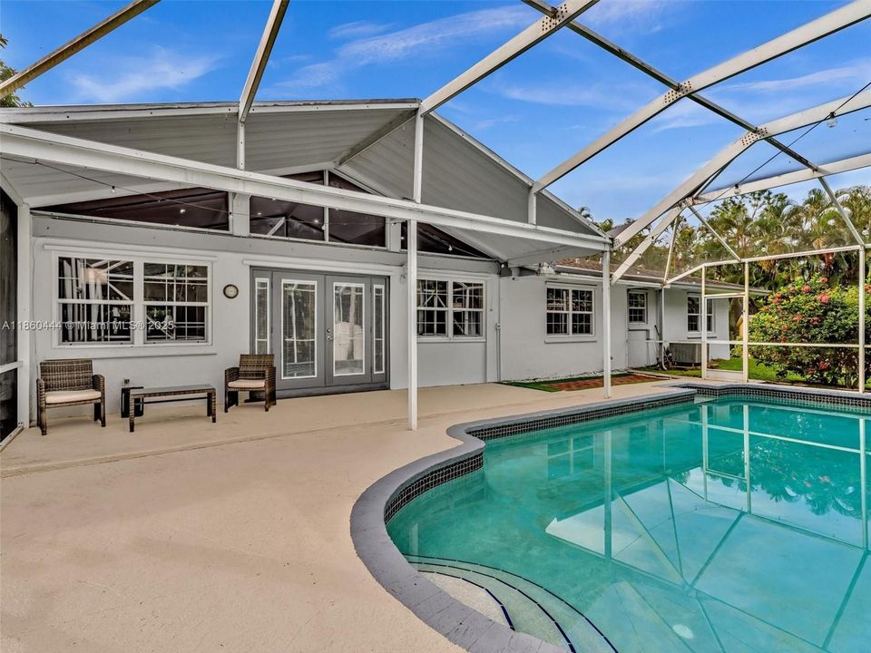 合同活跃: $949,000 (3 贝兹, 2 浴室, 1779 平方英尺)