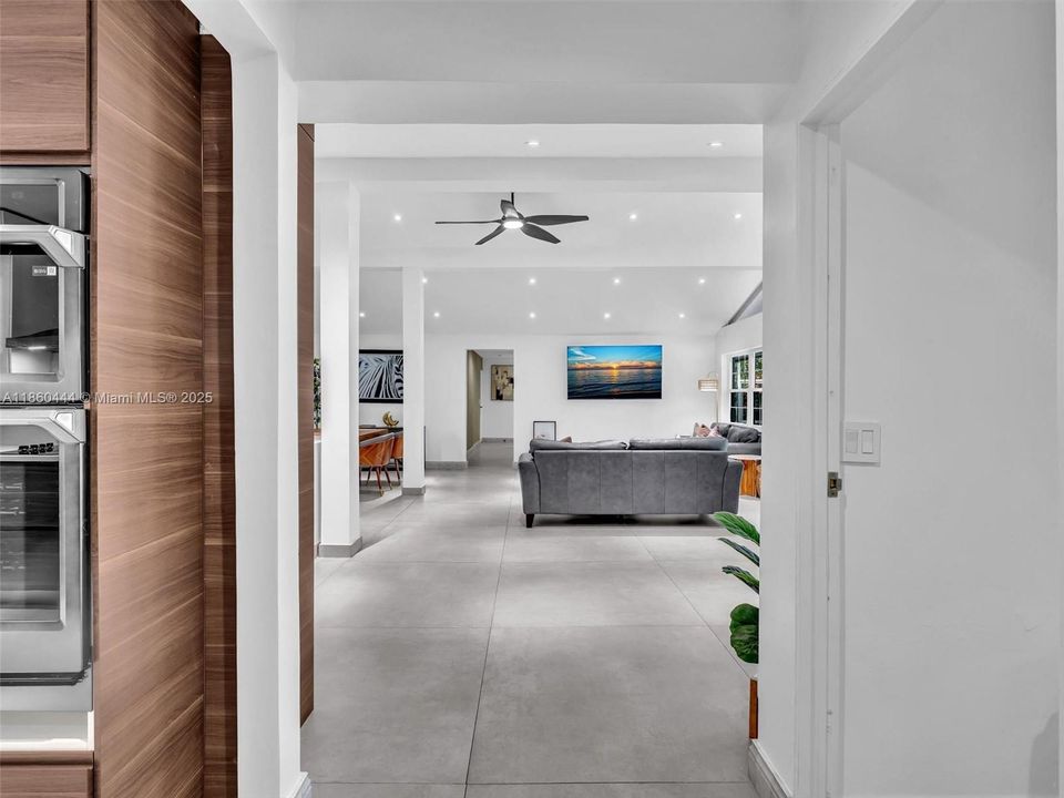 合同活跃: $949,000 (3 贝兹, 2 浴室, 1779 平方英尺)