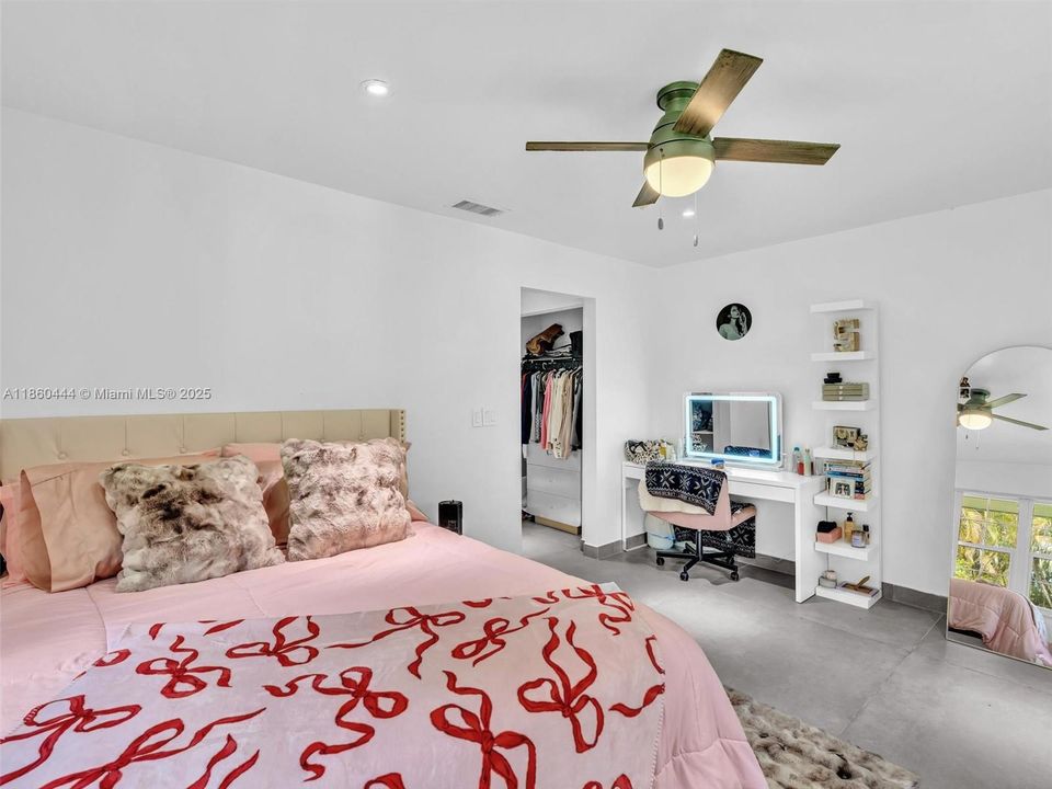 合同活跃: $949,000 (3 贝兹, 2 浴室, 1779 平方英尺)