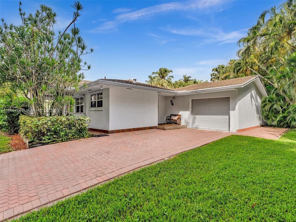 合同活跃: $949,000 (3 贝兹, 2 浴室, 1779 平方英尺)