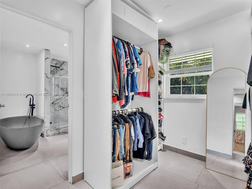 合同活跃: $949,000 (3 贝兹, 2 浴室, 1779 平方英尺)