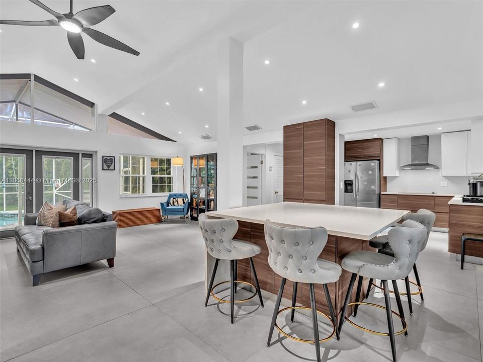 合同活跃: $949,000 (3 贝兹, 2 浴室, 1779 平方英尺)