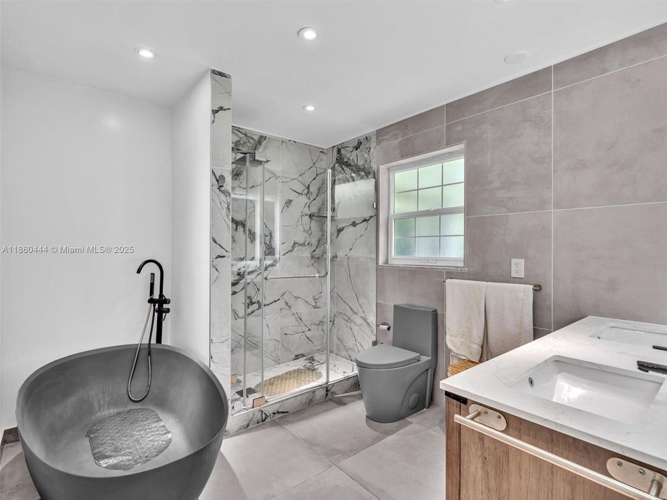 合同活跃: $949,000 (3 贝兹, 2 浴室, 1779 平方英尺)