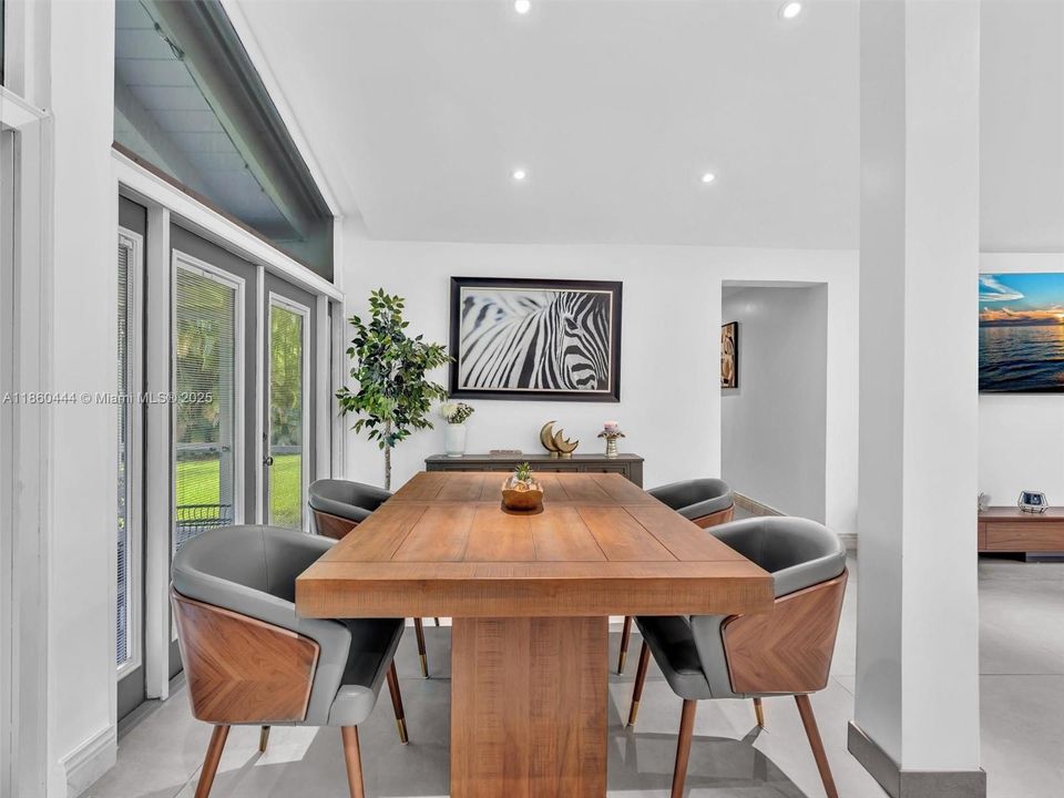 合同活跃: $949,000 (3 贝兹, 2 浴室, 1779 平方英尺)