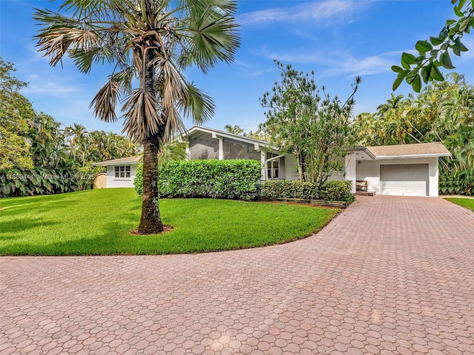 合同活跃: $949,000 (3 贝兹, 2 浴室, 1779 平方英尺)