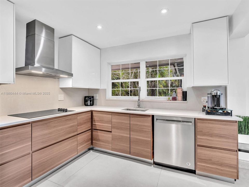 合同活跃: $949,000 (3 贝兹, 2 浴室, 1779 平方英尺)