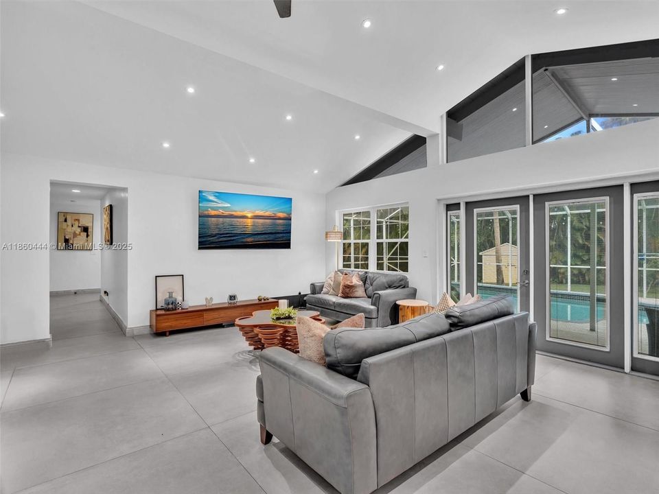 合同活跃: $949,000 (3 贝兹, 2 浴室, 1779 平方英尺)