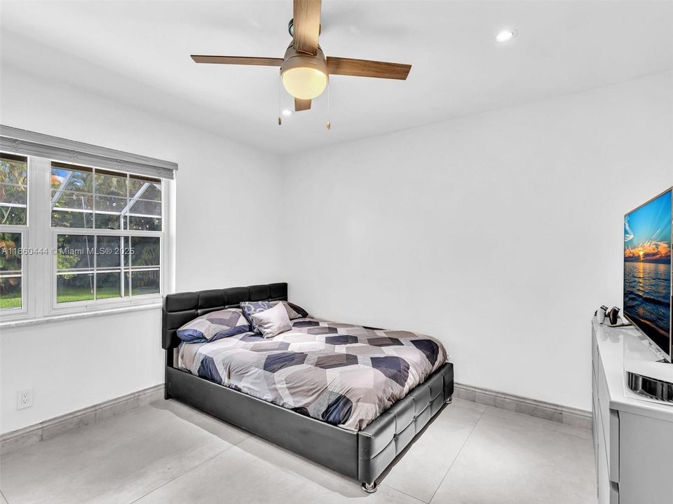 合同活跃: $949,000 (3 贝兹, 2 浴室, 1779 平方英尺)