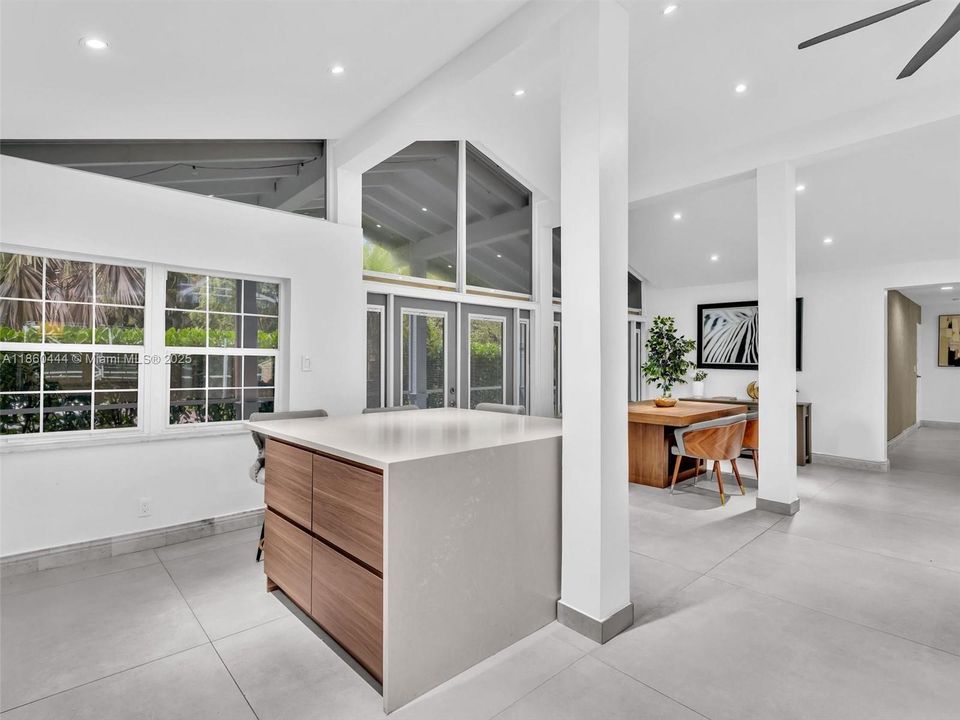 合同活跃: $949,000 (3 贝兹, 2 浴室, 1779 平方英尺)