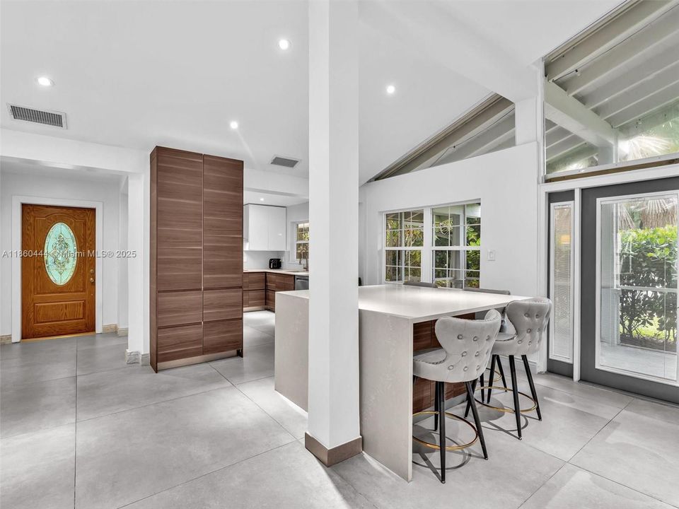 合同活跃: $949,000 (3 贝兹, 2 浴室, 1779 平方英尺)