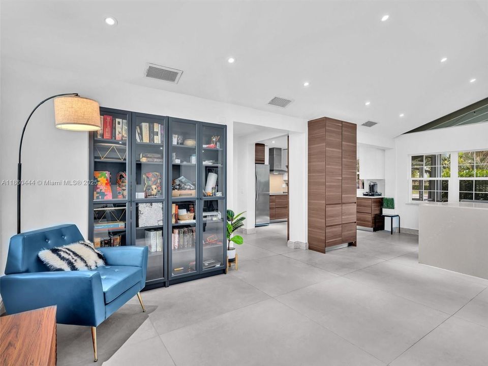 合同活跃: $949,000 (3 贝兹, 2 浴室, 1779 平方英尺)