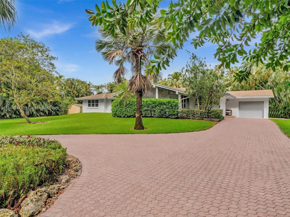 合同活跃: $949,000 (3 贝兹, 2 浴室, 1779 平方英尺)