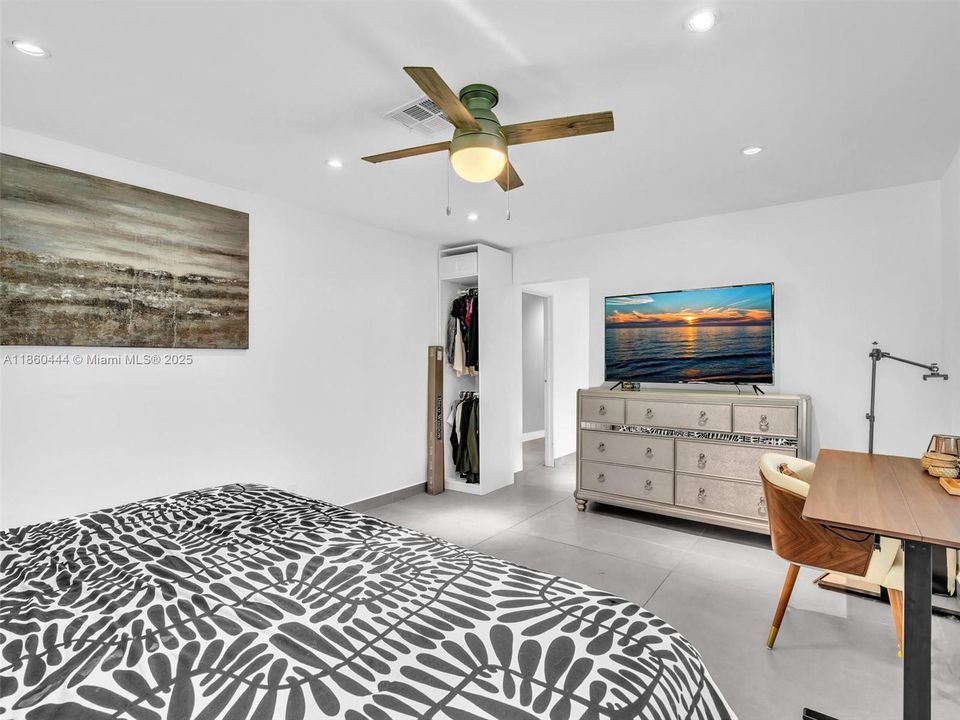 合同活跃: $949,000 (3 贝兹, 2 浴室, 1779 平方英尺)