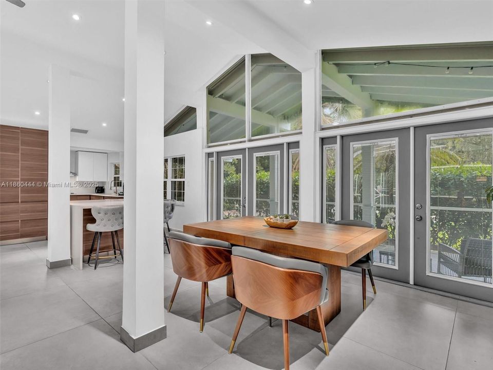 合同活跃: $949,000 (3 贝兹, 2 浴室, 1779 平方英尺)