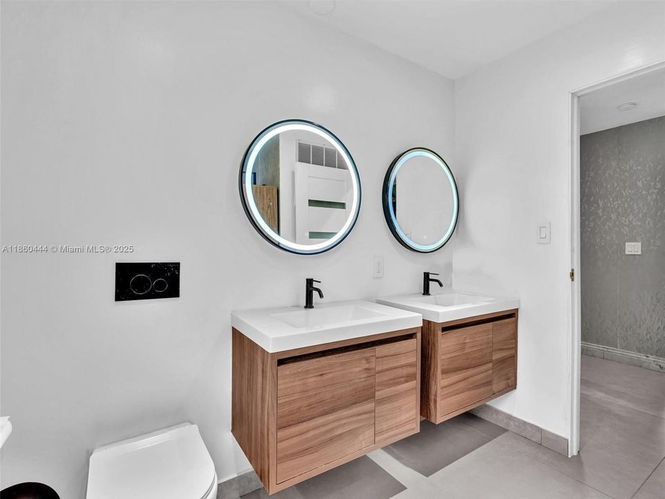 合同活跃: $949,000 (3 贝兹, 2 浴室, 1779 平方英尺)