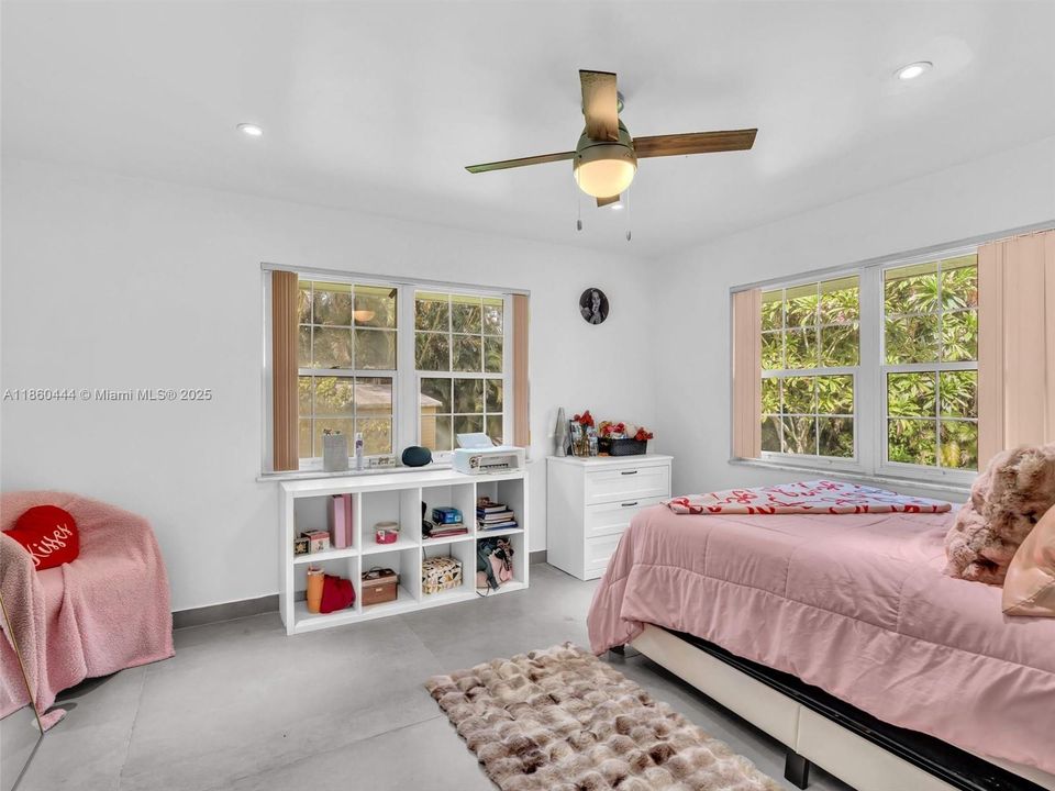 合同活跃: $949,000 (3 贝兹, 2 浴室, 1779 平方英尺)