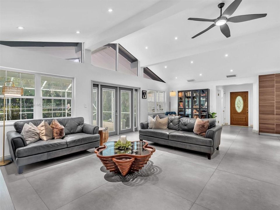 合同活跃: $949,000 (3 贝兹, 2 浴室, 1779 平方英尺)