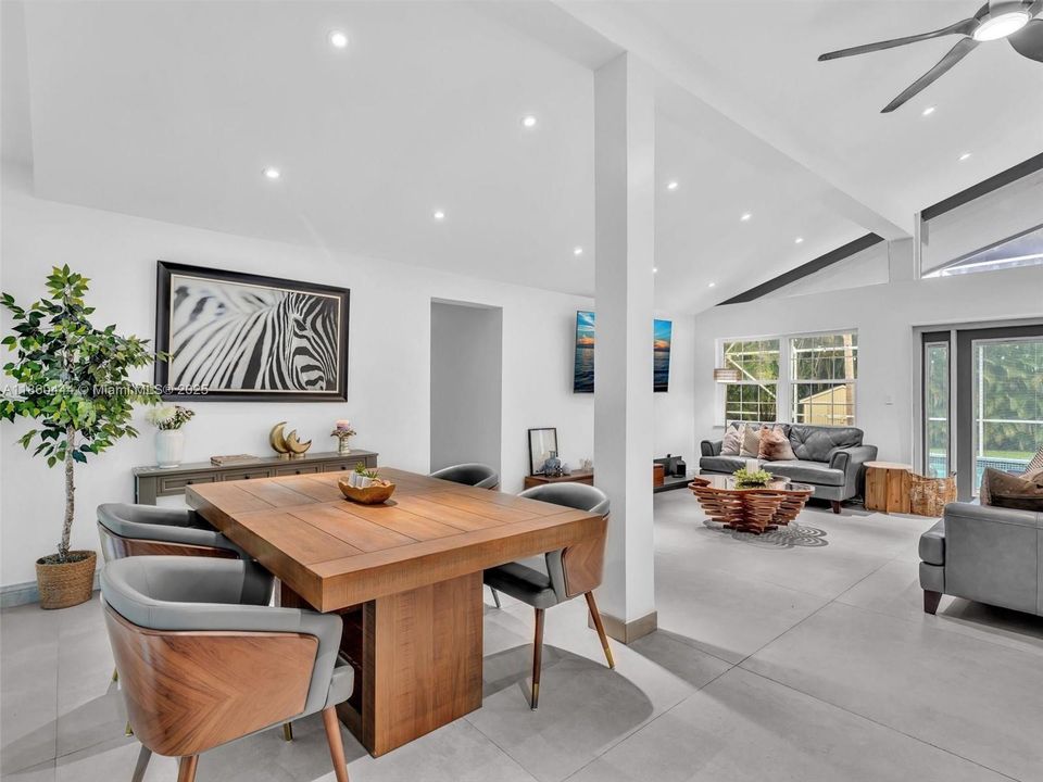 合同活跃: $949,000 (3 贝兹, 2 浴室, 1779 平方英尺)