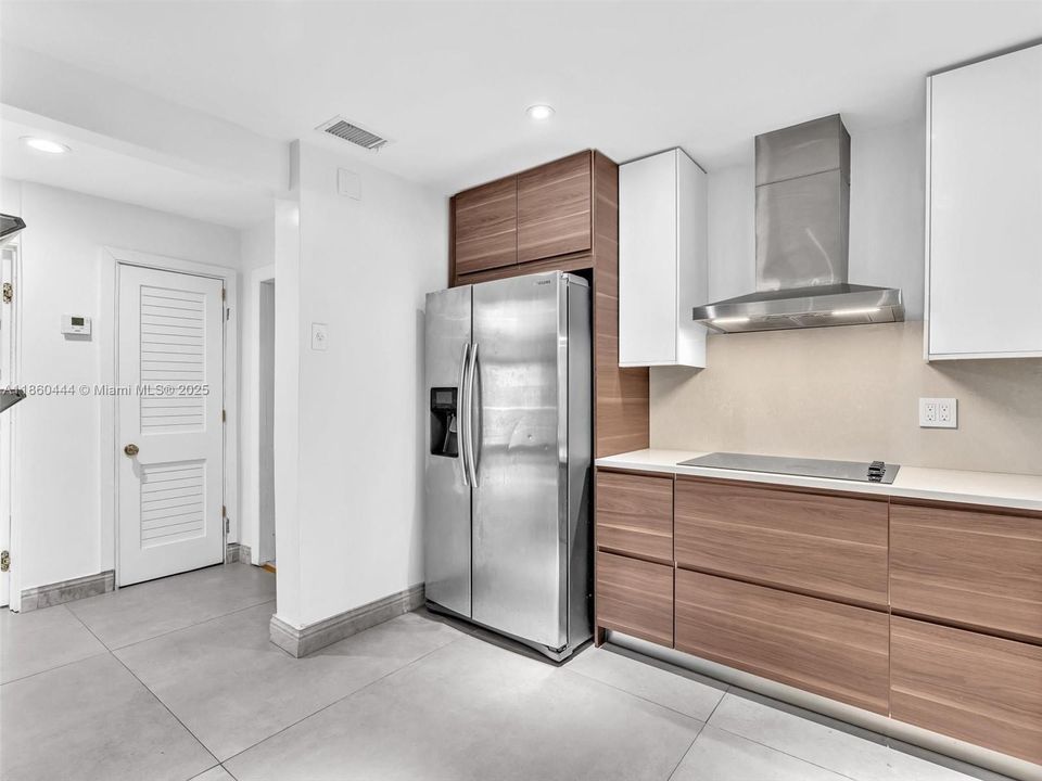 合同活跃: $949,000 (3 贝兹, 2 浴室, 1779 平方英尺)