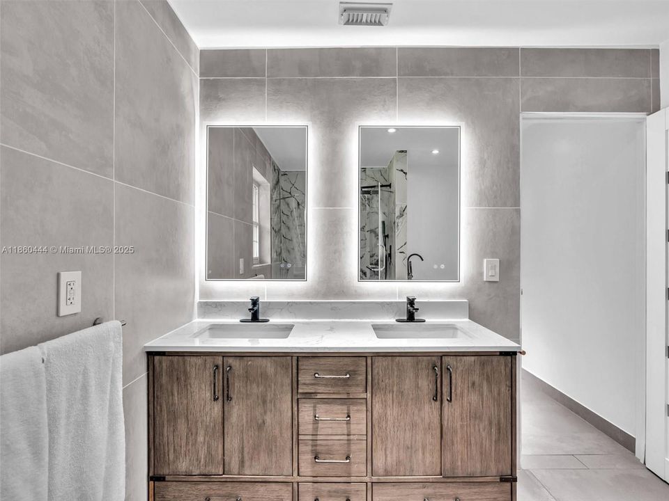 合同活跃: $949,000 (3 贝兹, 2 浴室, 1779 平方英尺)