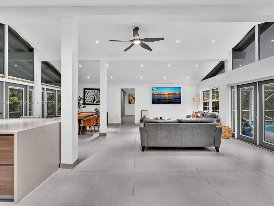 合同活跃: $949,000 (3 贝兹, 2 浴室, 1779 平方英尺)