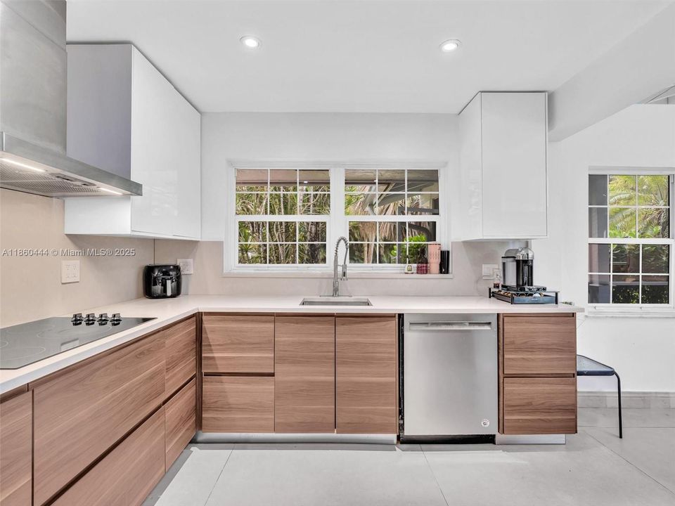 合同活跃: $949,000 (3 贝兹, 2 浴室, 1779 平方英尺)