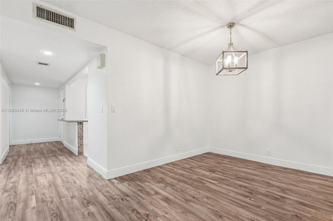 待售: $310,000 (2 贝兹, 2 浴室, 1256 平方英尺)