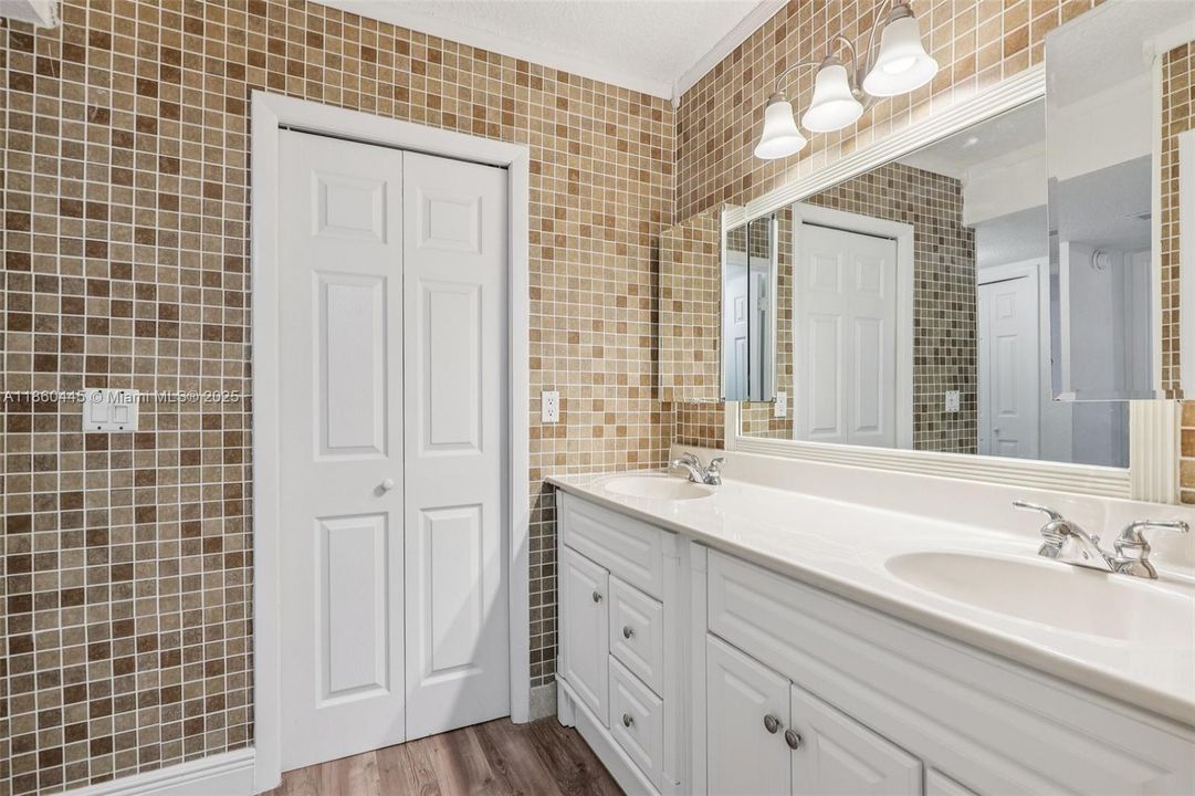 待售: $310,000 (2 贝兹, 2 浴室, 1256 平方英尺)