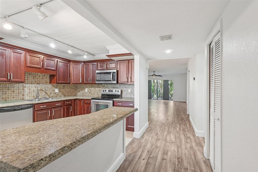 待售: $310,000 (2 贝兹, 2 浴室, 1256 平方英尺)