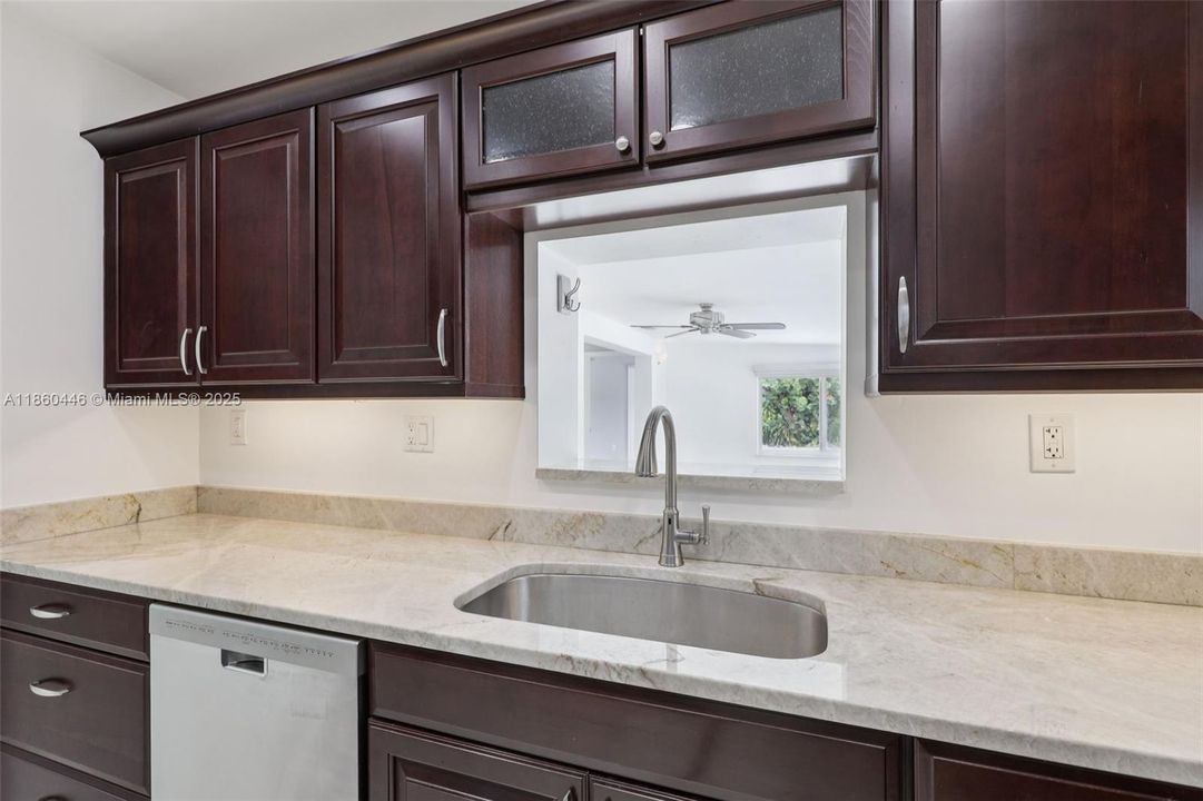 合同活跃: $745,000 (3 贝兹, 2 浴室, 1224 平方英尺)