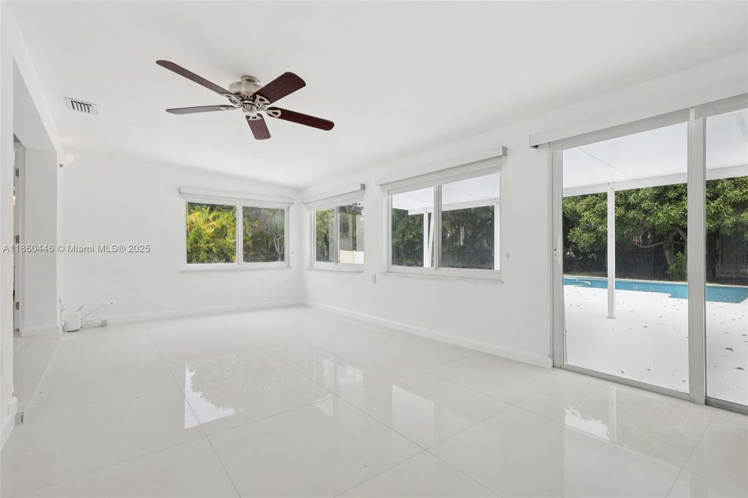 合同活跃: $745,000 (3 贝兹, 2 浴室, 1224 平方英尺)