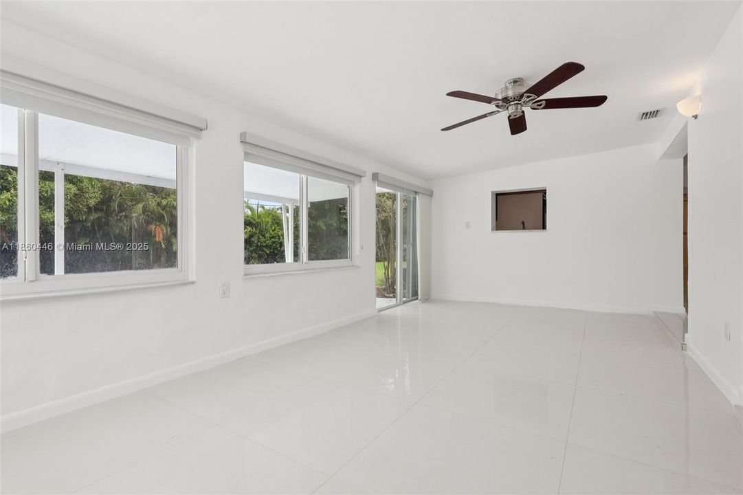 合同活跃: $745,000 (3 贝兹, 2 浴室, 1224 平方英尺)