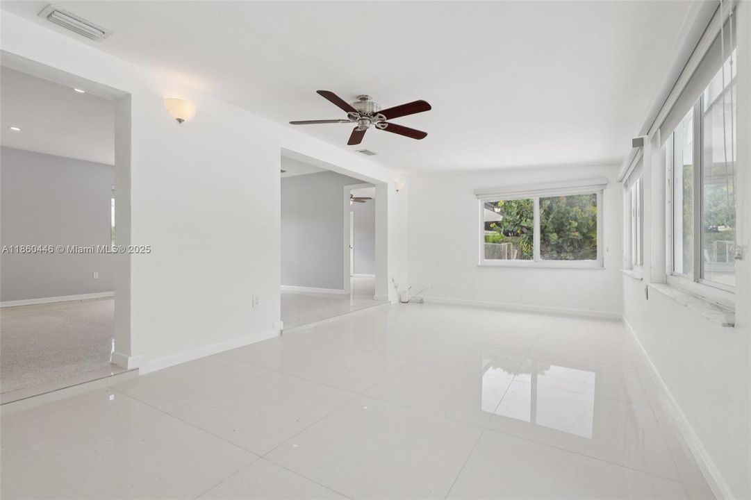 合同活跃: $745,000 (3 贝兹, 2 浴室, 1224 平方英尺)