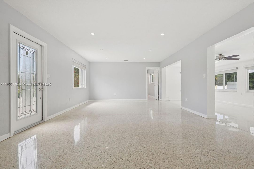 合同活跃: $745,000 (3 贝兹, 2 浴室, 1224 平方英尺)