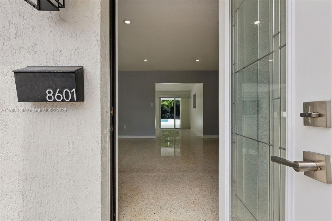 合同活跃: $745,000 (3 贝兹, 2 浴室, 1224 平方英尺)