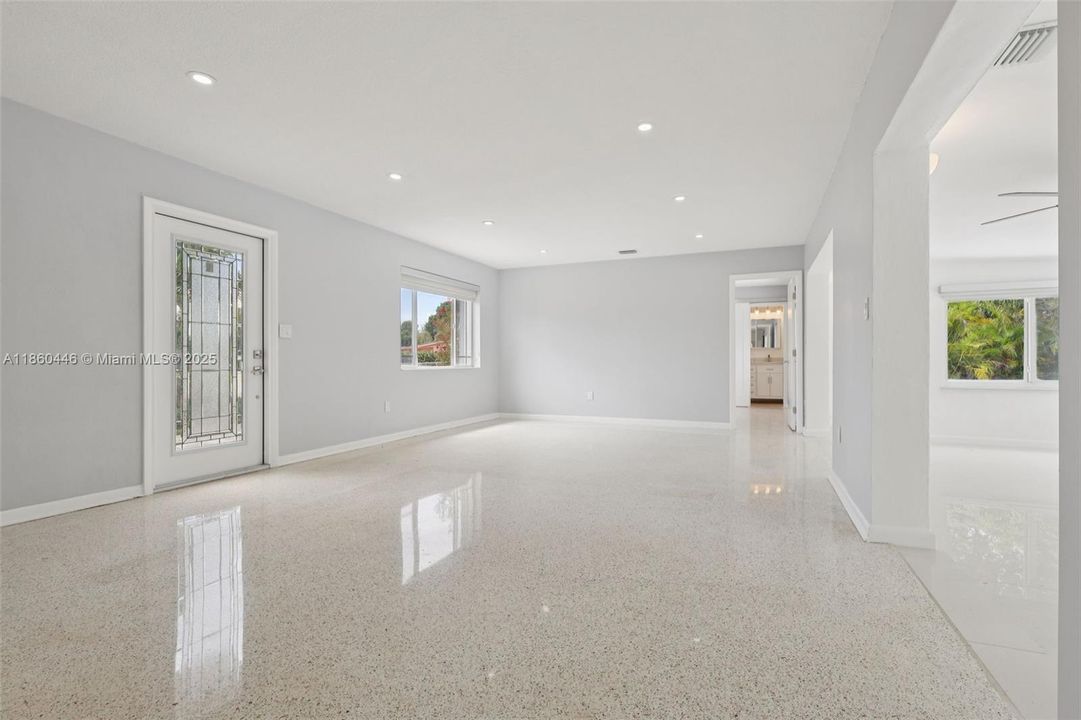 合同活跃: $745,000 (3 贝兹, 2 浴室, 1224 平方英尺)