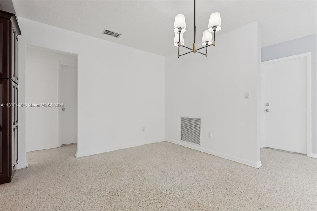 合同活跃: $745,000 (3 贝兹, 2 浴室, 1224 平方英尺)