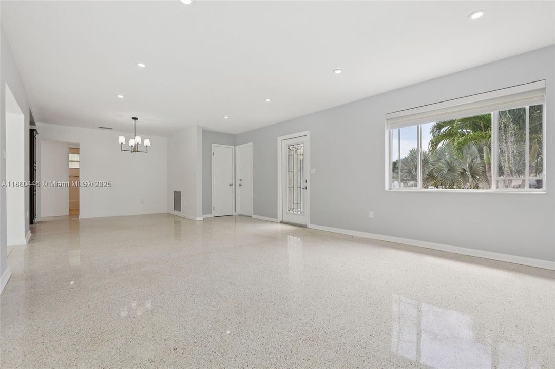 合同活跃: $745,000 (3 贝兹, 2 浴室, 1224 平方英尺)