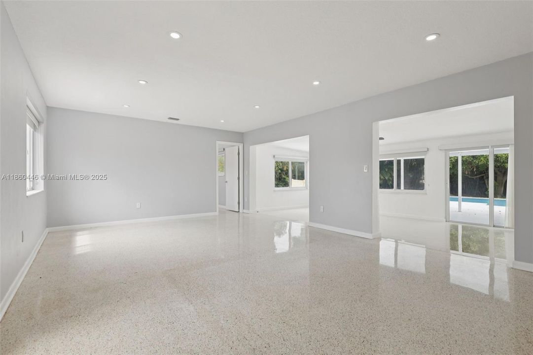 合同活跃: $745,000 (3 贝兹, 2 浴室, 1224 平方英尺)