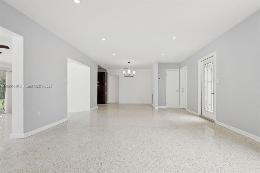 合同活跃: $745,000 (3 贝兹, 2 浴室, 1224 平方英尺)