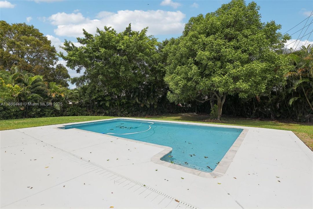 合同活跃: $745,000 (3 贝兹, 2 浴室, 1224 平方英尺)