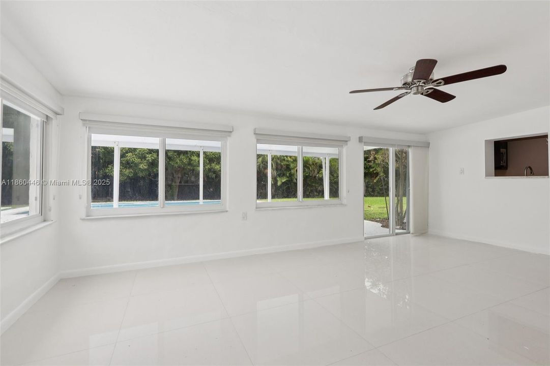 合同活跃: $745,000 (3 贝兹, 2 浴室, 1224 平方英尺)