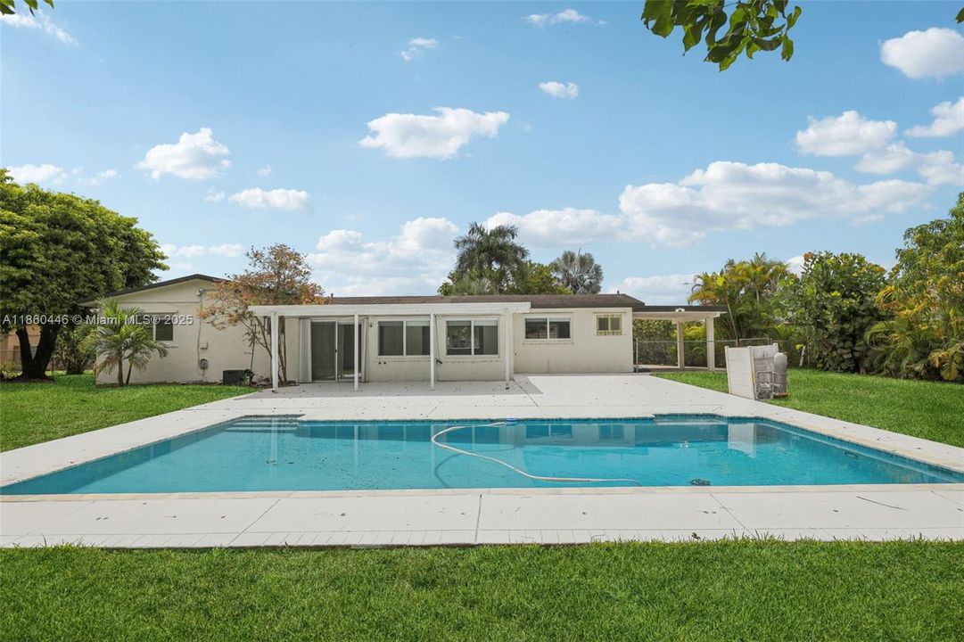 合同活跃: $745,000 (3 贝兹, 2 浴室, 1224 平方英尺)