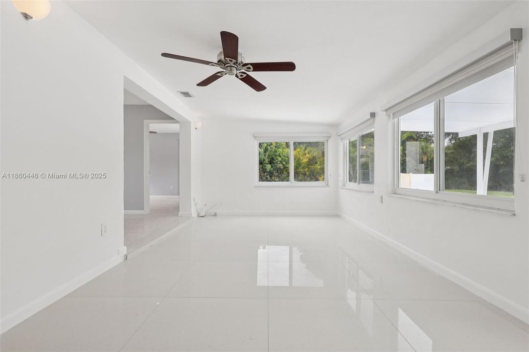 合同活跃: $745,000 (3 贝兹, 2 浴室, 1224 平方英尺)