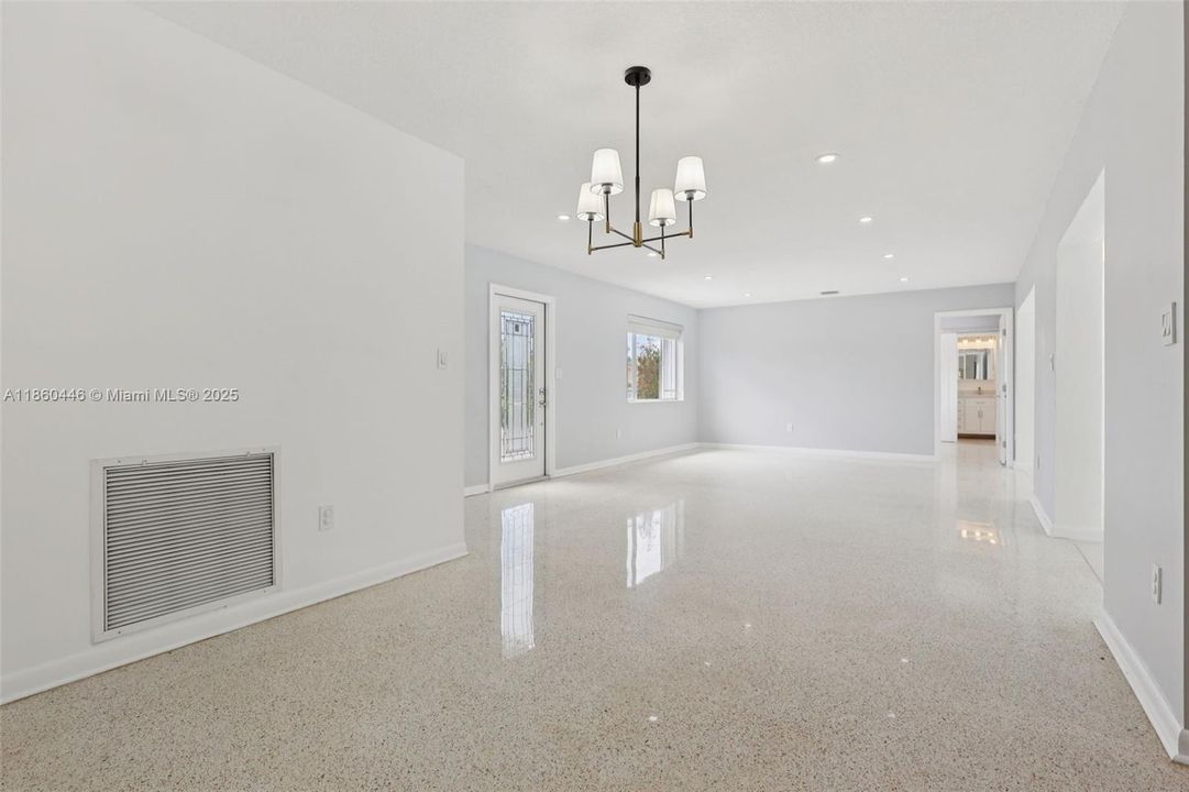 合同活跃: $745,000 (3 贝兹, 2 浴室, 1224 平方英尺)