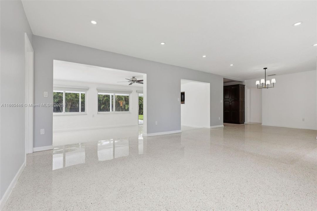 合同活跃: $745,000 (3 贝兹, 2 浴室, 1224 平方英尺)