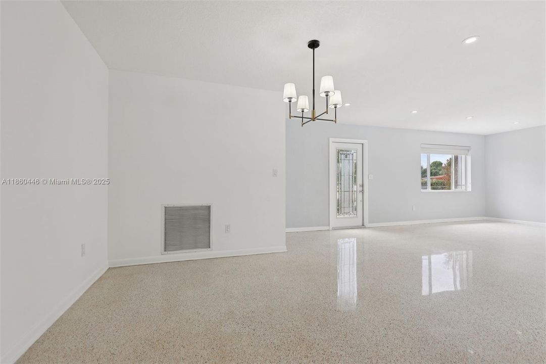 合同活跃: $745,000 (3 贝兹, 2 浴室, 1224 平方英尺)