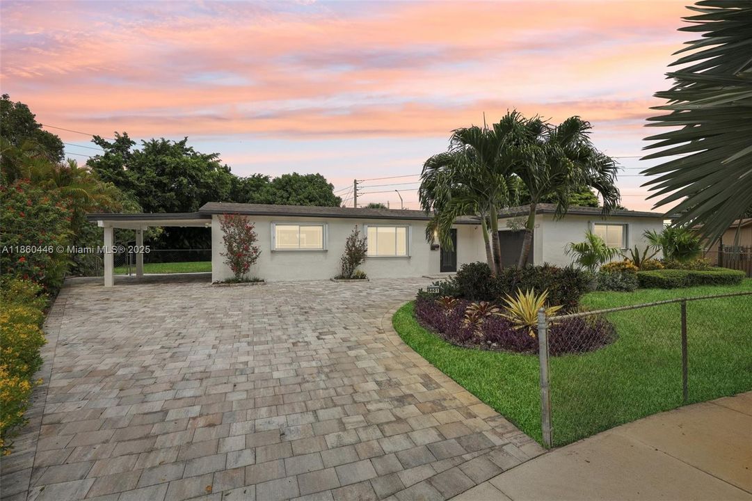 合同活跃: $745,000 (3 贝兹, 2 浴室, 1224 平方英尺)